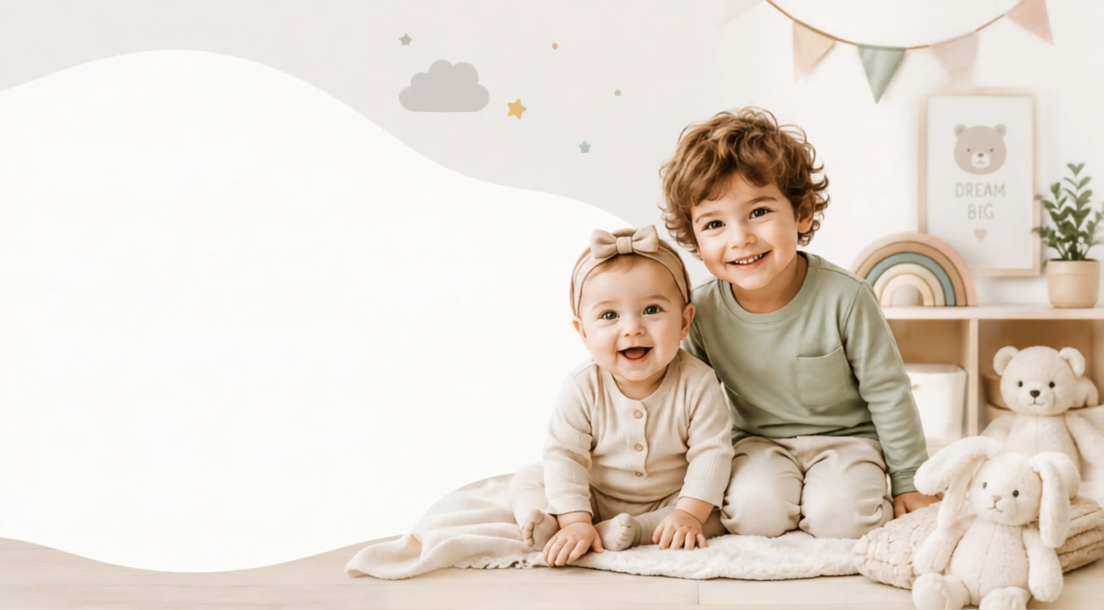 Copii și bebeluși într-o cameră decorată cu produse personalizate