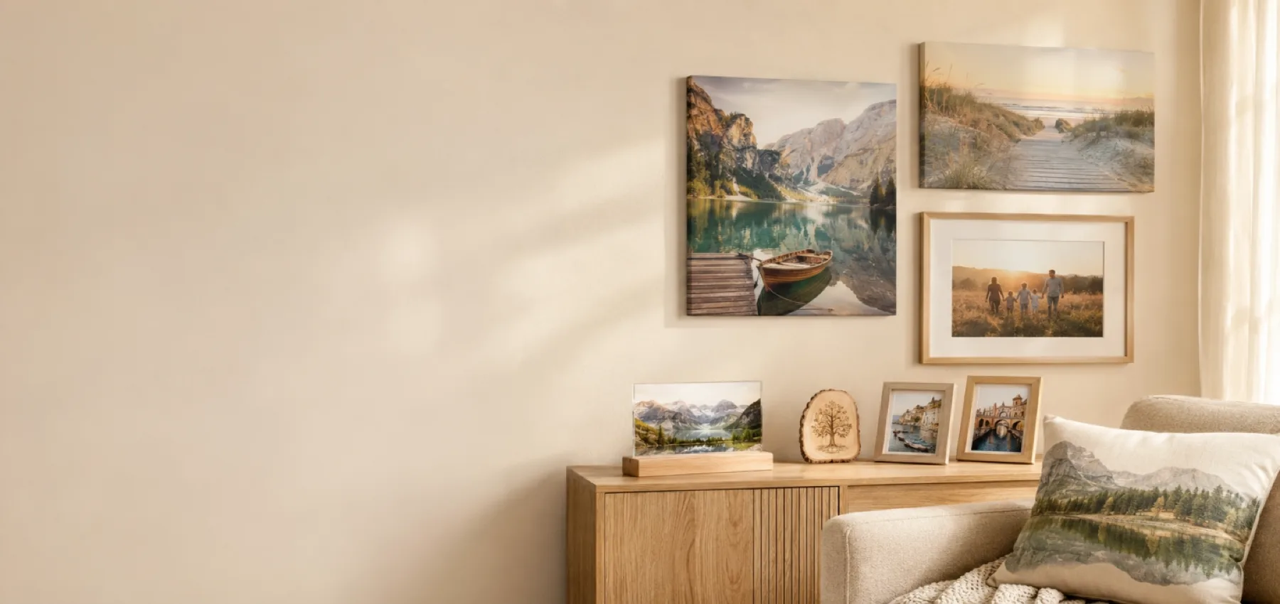 Tablouri canvas, rame foto și decorațiuni personalizate într-un living amenajat în tonuri calde